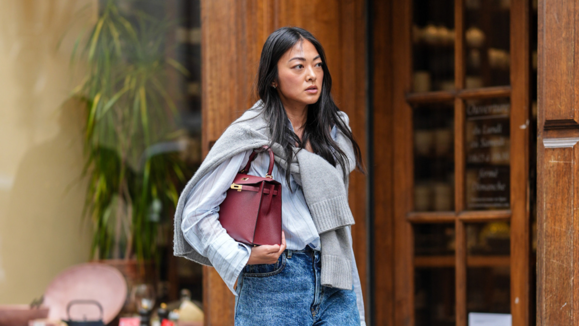 What to wear with barrel-leg jeans? Here are 3 easy ways to style them this season